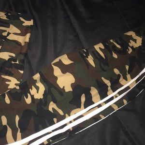 Camo Leggings W Stripes , Never Worn